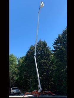 87ft Spider Lift Over House for Tree Trimming